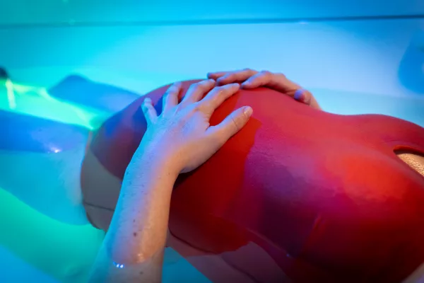 La Flottaison pendant la grossesse pour améliorer les problèmes de douleurs, de circulation, de fatigue ...